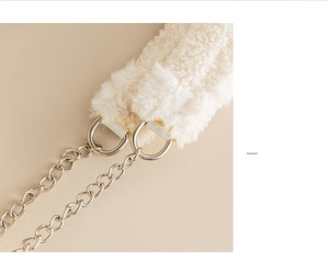 Túi xách sang trọng được kiểm tra trong một màu kem mềm mại với thiết kế chuỗi trắng thời trang và dễ thương - Product Image 4