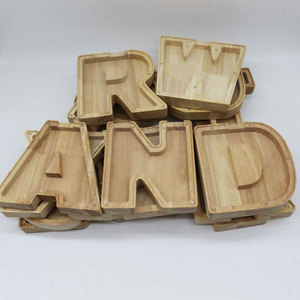 Hucha de madera con forma de letra y estante extraíble para regalo personal - Product Image 3