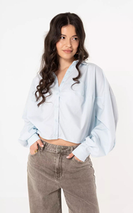 Camicetta Corta in Cotone Azzurro Chiaro da <span class=keywords><strong>Donna</strong></span> Personalizzata 2026, <span class=keywords><strong>Camicia</strong></span> dal Taglio Rilassato e Silhouette Moderna, Camicie Vintage OEM/ODM - Product Image 4