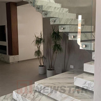 Escaliers en marbre blanc avec éclairage LED, marches en pierre naturelle de Chine Newstar, design de marches d'escalier en carrelage.