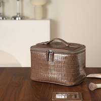 Sac de maquillage en cuir véritable à motif crocodile personnalisé, sac de toilette portable de voyage, sac de rangement de haute qualité et grande capacité