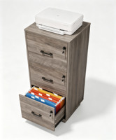 Un classeur en bois à trois tiroirs à placer sous le bureau, au design moderne, adapté aux bureaux commerciaux.