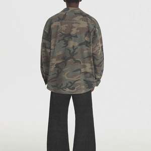 เสื้อเชิ้ตผู้ชายไซส์ใหญ่ลายพรางแขนยาวติดกระดุม ผ้าซาตินพิมพ์ลายลำลองสำหรับฤดูใบไม้ร่วง ผ้าโพลีเอสเตอร์/คอตตอนถัก ยับยาก - Product Image 2