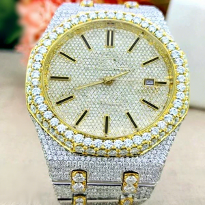 นาฬิกาข้อมือผู้ชายสุดหรู ตัวเรือนทรงกลม หน้าปัดกระจกโมอิสซาไนต์สีเหลืองทอง VVS1 สายสแตนเลสสตีลแบบฝังเพชร กันน้ำได้ 10 บาร์ พร้อมตัวล็อคสาย - Product Image 1