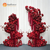Décor floral d'arche de mariage en colonne, deux pièces assorties, rouge bordeaux, avec amarante traînante