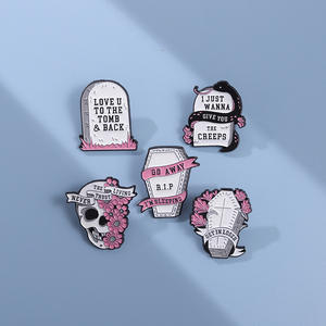 Sıcak satış cadılar bayramı komik kafatası başkanı pembe çiçek mezar taşı cadılar bayramı saç toplu mektup yumuşak emaye iğne - Product Image 4