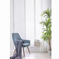 Volets en bois massif à lamelles réglables pour un contrôle optimal de la lumière et une ventilation naturelle, idéaux pour villas et maisons.