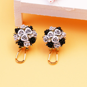 Prix de gros, boucles d'oreilles pendantes en forme de fleur incrustées d'alliage plaqué or, unisexe, tendance, à porter au quotidien - Product Image 5