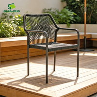 Chaise de salle à manger d'extérieur empilable moderne avec structure en aluminium et fauteuil en rotin PE pour jardin, hôtel, café, restaurant