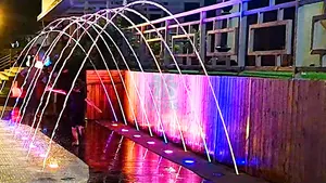 Садовый световой фонтан с волнами