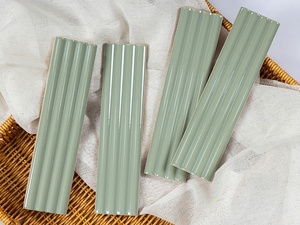 กระเบื้องโมเสคเซรามิกแบบซ้อนลายคลื่น ขนาด 50*200 มม. สีเขียวเข้มเคลือบเงา สำหรับผนังห้องอาบน้ำและผนังครัว - Product Image 3