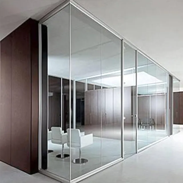 Ufficio parete divisoria in vetro senza cornice con la parte superiore e inferiore del profilo pieno vedere parete di vetro