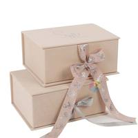 Boîte cadeau de vêtements pour bébé de luxe personnalisée, emballage rigide magnétique rose avec ruban