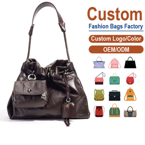 กระเป๋าสะพายไหล่กันขโมยแบบ Pull-Up Lady Rivet ของแท้ พร้อมจี้ห้อยขนาดเล็ก ดีไซน์เก๋ไก๋ แนววินเทจ เหมาะสำหรับการเดินทางและใช้งานทั่วไป - Product Image 1