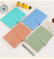 Carnet A5 personnalisé avec logo, fermoir magnétique, rayures, design élégant, pour étudiant, journal intime frais et propre