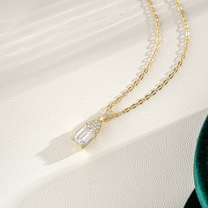 Của phụ nữ Sterling Silver 925 mặt dây chuyền 14K mạ vàng hình chữ nhật ngọc lục bảo với đầy đủ moissanite Inlay - Product Image 4