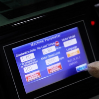 Machine industrielle de polissage par lots pour surfaces de tôles métalliques, facile à utiliser, pour le débavurage des bords et le meulage de tôles.