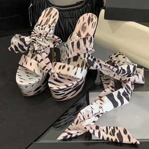 รองเท้าส้นสูงแบบแพลตฟอร์มลายเสือดาวสีขาวดำสำหรับผู้หญิง รองเท้าส้นเข็มหัวเหลี่ยมแบบรัดข้อเท้าผูกเชือก รองเท้าผ้าไหม - Product Image 4