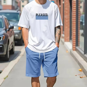 เสื้อยืดคอกลมสีขาวสำหรับผู้ชายพร้อมพิมพ์ลายตัวอักษรสีน้ำเงินและกางเกงขาสั้นสีฟ้าอ่อนชุดลำลองสำหรับฤดูร้อน - Product Image 1