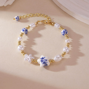 Bracciale in ceramica con perle e fiori, stile porcellana blu e bianca, collezione Primavera Estate 2026, per donna - Product Image 5
