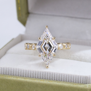 Anillo de Diamante Cultivado en Laboratorio con Corte Cometa de Oro Blanco de 14K MSR-2251 para Boda - Product Image 1