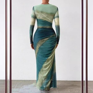 Abito Lungo in Rete Tie-Dye Sostenibile Multicolore per Donne, Elegante Vestito da Festa con Collo Tondo, Maniche Lunghe, Aderente, Decorazione Drappeggiata, Lavabile - Product Image 2