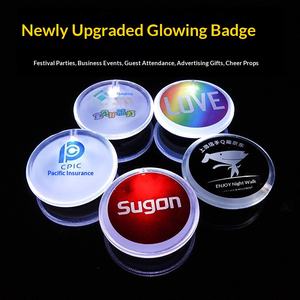 Insignia Acrílica Iluminada de Colores, LED Intermitente, Electrónica, Brillante en la Oscuridad, Pin Personalizado con Nombre - Product Image 4
