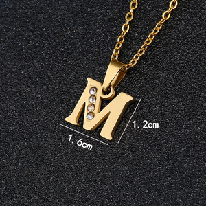 Collana <span class=keywords><strong>con</strong></span> Ciondolo Iniziale Alfabeto <span class=keywords><strong>M</strong></span> in Acciaio Inossidabile Placcato Oro 18K <span class=keywords><strong>con</strong></span> Zirconi Bianchi - Product Image 4