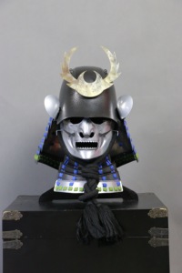 Handgemaakte Samurai Kabuto-helm, maanvormig ornament, blauw geknoopte Menpo-masker, Japanse harnashelm decoratie - Product Image 2