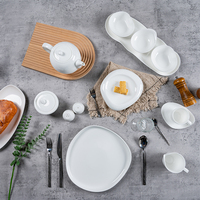 Assiettes de luxe en porcelaine fine, forme irrégulière, blanc et noir, 11,5 pouces, pour restaurant, mariage, vente en gros personnalisée