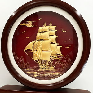 Assiette décorative artisanale de style chinois avec décor de voilier en feuille d'or avec socle en bois - Product Image 2