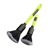 Lot de 2 brosses de nettoyage automobile à poils doux, manches longs et courts, avec poignée antidérapante en caoutchouc pour le nettoyage intérieur de la voiture, du tableau de bord et des aérateurs