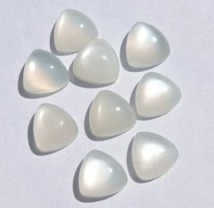 พลอยมูนสโตนสีขาวธรรมชาติ ขัดเงา ทรงตาแมว รูปทรงสามเหลี่ยมแบน สำหรับทำเครื่องประดับ DIY แหวน สร้อยข้อมือ สร้อยข้อเท้า - Product Image 3