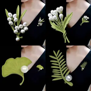 Creative fresh three-dimensional leaf pearl brooch fashionable women's clasp collar pin high-end clothing ornament brooch