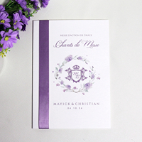 Carte d'invitation de mariage multicolore avec ruban violet, impression couleur du logo et du texte
