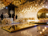 Plateforme de scène de mariage de luxe en miroir doré rond et carré, allée de scène, décoration de piste de danse, scène miroir carrée pour événements et fêtes