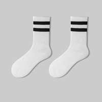 Chaussettes de basket-ball athlétiques avec logo personnalisé Chaussettes longues rayées en coton peigné Chaussettes tendance pour hommes
