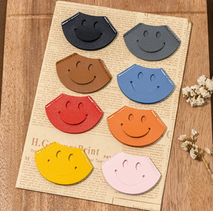 Il Nuovo Segnalibro in Pelle PU con Faccina Sorridente, un Segnapagina Portatile, Ottimo Regalo per Compagni di Classe - Product Image 1