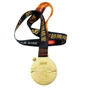 Op maat gemaakte zakhorloge-vormige medaille met bergthema, zinklegering, verguld met retrostructuur & bergtextuurontwerp - Product Image 1