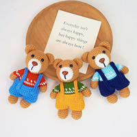 Ours en peluche amigurumi au crochet fait main, adorable poupée ours tricotée avec salopette et pull, figurine ours en tricot Fair Isle, vente en gros