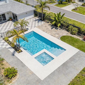 Piscine extérieure rustique enterrée, étanche, avec bordure en pierre naturelle et grand terrasse en bois - Product Image 1