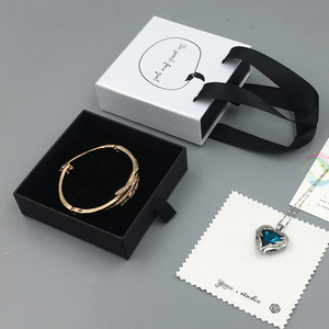 Scatole per Gioielli di Lusso Uniche Nere con Logo in Lamina d'Oro Personalizzato per Bracciali - Product Image 1