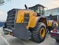 Chargeuse sur pneus XC978 de 7 tonnes avec grappin, lame à neige, balayeuse et benne à déchargement latéral pour la construction routière