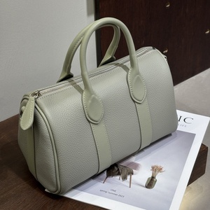 Sac à main bandoulière pour femme en cuir de vachette première couche, style rétro, design de niche, fabrication OEM, de Guangzhou, au design raffiné et tendance - Product Image 3