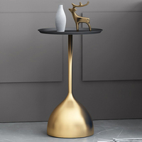 Table d'appoint de luxe minimaliste en métal avec plateau en marbre et finition peinture cuite