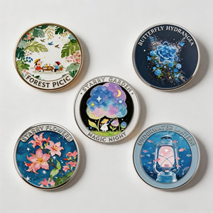Pin de Solapa Metálico Vintage con Diseño Floral, Bañado en Oro, Esmalte Duro, Circular, Artístico y Coleccionable - Product Image 4