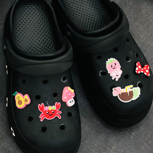 อุปกรณ์ตกแต่งรองเท้ารูปสัตว์น่ารักสำหรับชายหาด ขายส่งจี้ห้อยรองเท้าแบบกำหนดเอง ตกแต่งรองเท้ารูปทรงต่างๆ หลากสี - Product Image 2