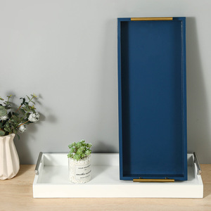 Bandeja Jule de varias longitudes, azul real y blanca, de MDF con asas metálicas, para servir café, té, uso en hoteles. - Product Image 1