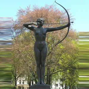 Escultura de bronze feminina em latão