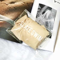 Sac d'emballage pour maillots de bain en PVC givré avec logo personnalisé imprimé et fermeture éclair noire pour les marques de maillots de bain et de bikinis